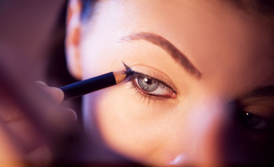 تفسير كحل العين في المنام للمتزوجة لابن سيرين