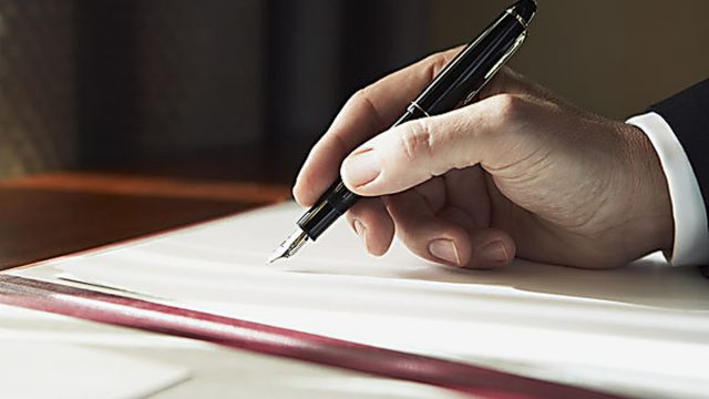 ما تفسير الكتابة في المنام للعزباء؟