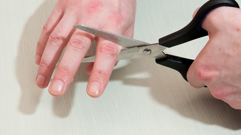 أهم 20 تفسير حلم قطع اليد في المنام لابن سيرين