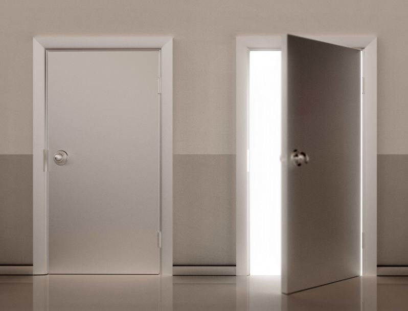 باب ابيض في المنام وتفسير حلم شخص يطرق الباب بقوة