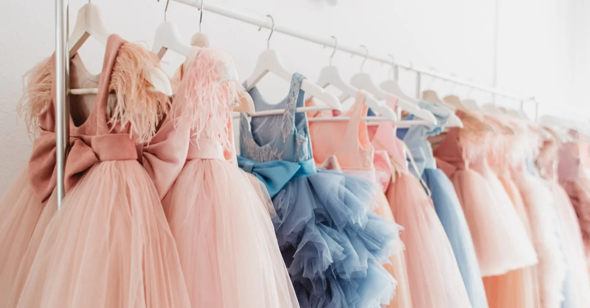 ما هو تفسير رؤية فساتين كثيرة في المنام للمتزوجة لابن سيرين؟