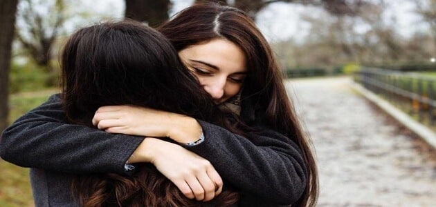 تفسير حلم عناق الميت في المنام لابن سيرين