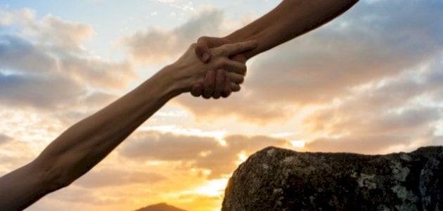 ما هو تفسير حلم مساعدة الناس في المنام لابن سيرين؟