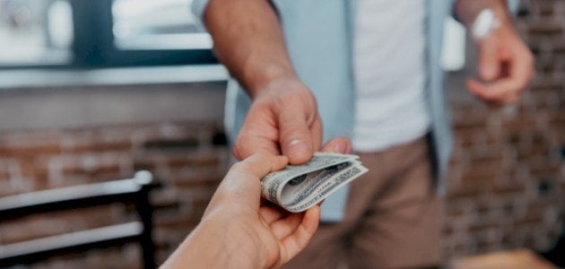 تفسير حلم شخص يعطيك فلوس لابن سيرين