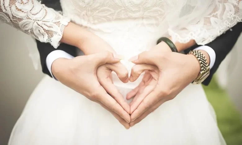 ما تفسير حلم رؤية احد الاقارب يتزوج وهو متزوج لابن سيرين؟