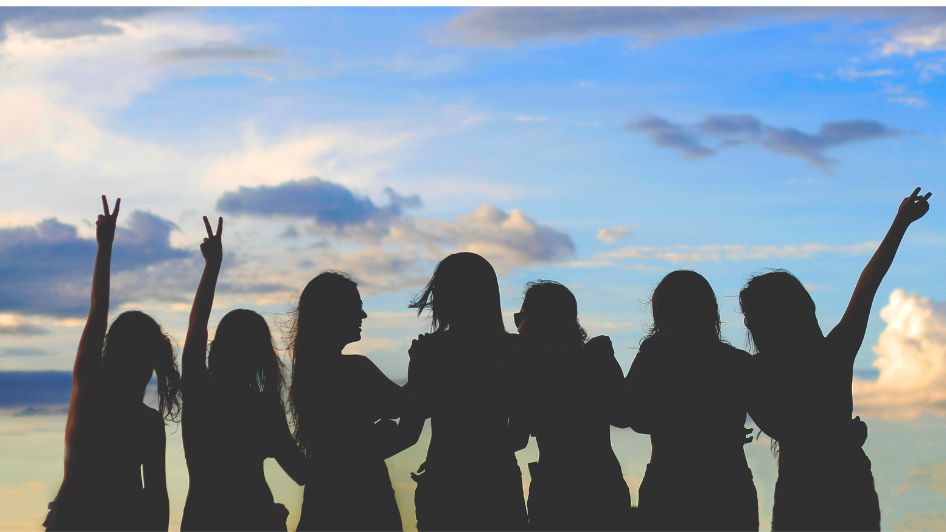 تفسير رؤية نساء مجهولات في المنام لابن سيرين